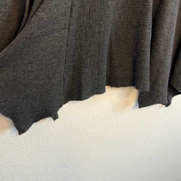 TLA Women’s Gray Waffle Knit Top Size Medium - Picture 3 of 9